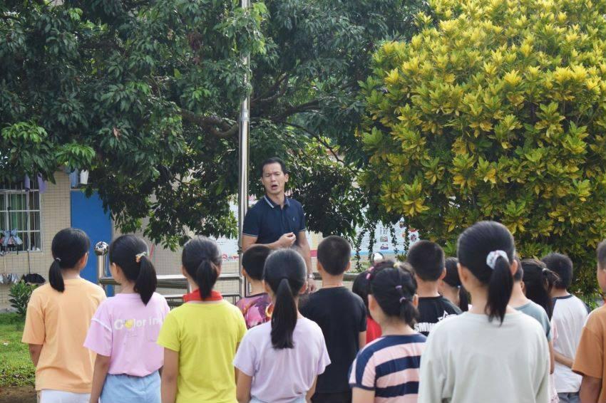 救援旅行男孩
